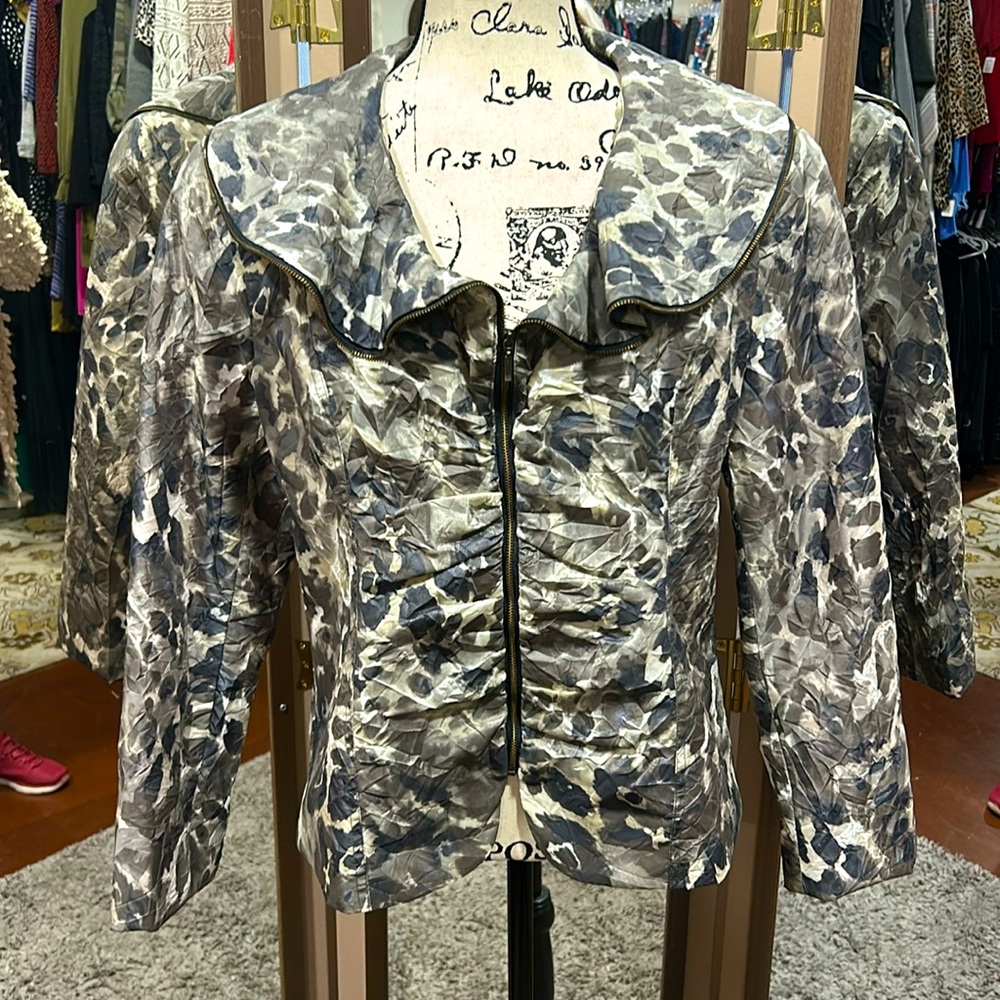 Leslie Stuart zip up jacket size 14.